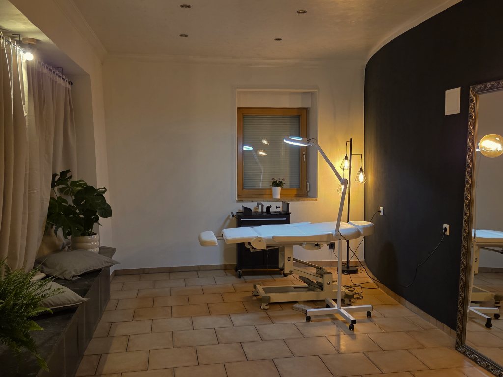 Behandlungsraum von inktimate mit Tattooliege und warmem Licht